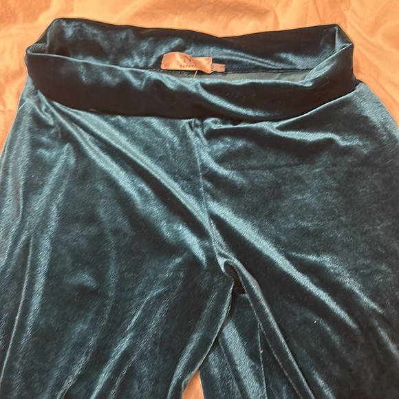 Women’s Natori pants designer collection - Picture 3 of 3